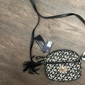 Tommy Hilfiger cross body — brand new✨